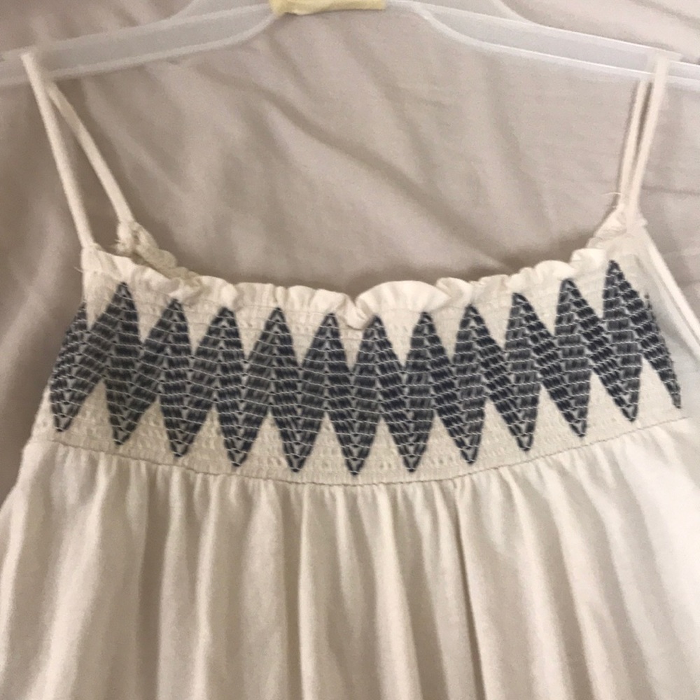 Cute old navy tank top - Picture 2 of 4